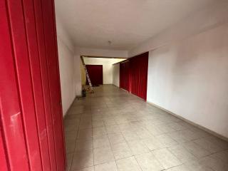 Amplia Bodega/Almacén de 705.00 m? (o 725.00 m? aprox.) con Altura de 3-5m y �reas Comunes