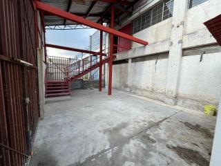 Amplia Bodega/Almacén de 705.00 m? (o 725.00 m? aprox.) con Altura de 3-5m y �reas Comunes