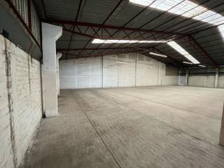Amplia Bodega/Almacén de 705.00 m? (o 725.00 m? aprox.) con Altura de 3-5m y �reas Comunes