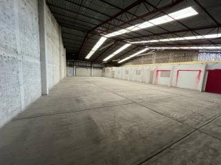 Amplia Bodega/Almacén de 705.00 m? (o 725.00 m? aprox.) con Altura de 3-5m y �reas Comunes