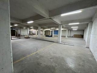 Amplia Bodega/Almacén de 705.00 m? (o 725.00 m? aprox.) con Altura de 3-5m y �reas Comunes