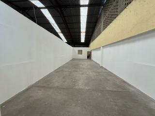 Amplia Bodega/Almacén de 705.00 m? (o 725.00 m? aprox.) con Altura de 3-5m y �reas Comunes