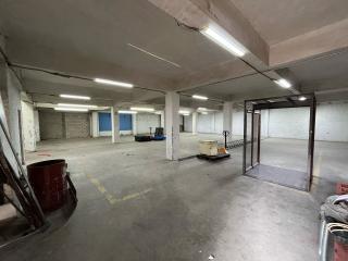 Amplia Bodega/Almacén de 705.00 m? (o 725.00 m? aprox.) con Altura de 3-5m y �reas Comunes