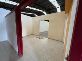 Amplia Bodega/Almacén de 705.00 m? (o 725.00 m? aprox.) con Altura de 3-5m y �reas Comunes