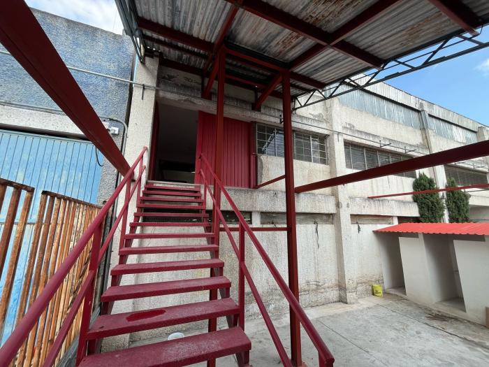 Amplia Bodega/Almacén de 705.00 m? (o 725.00 m? aprox.) con Altura de 3-5m y �reas Comunes