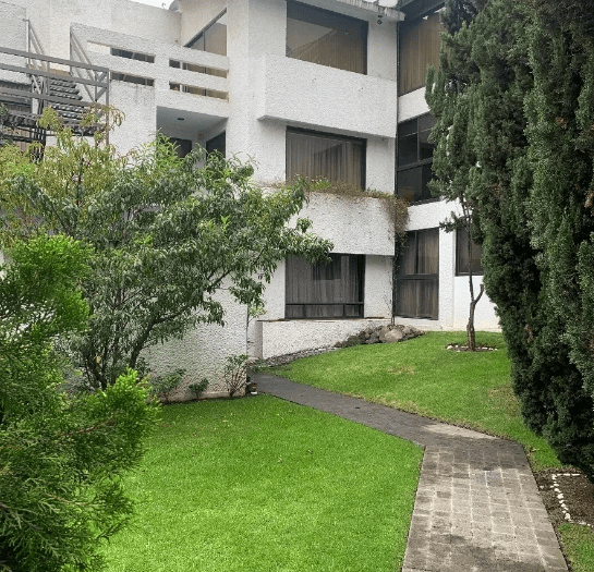 Casa en Venta: 5 Recámaras y Jardín en Paseo de Las Lomas, Santa Fe