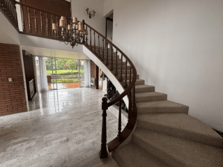 Casa Amplia e Iluminada con Jardín en Club de Golf México - Venta